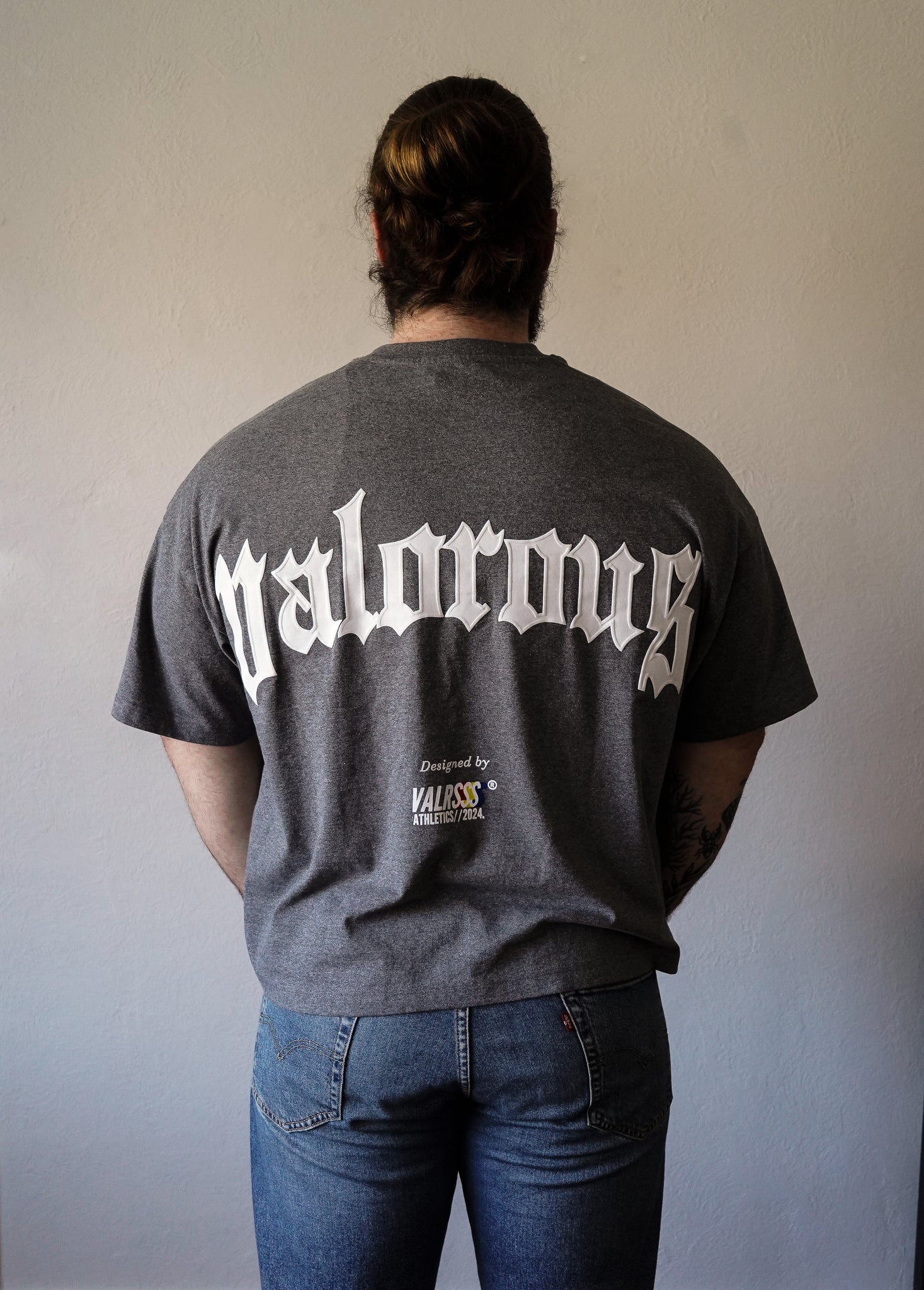 OLD ENGRAVERS VALOROUS TEE - GRAY